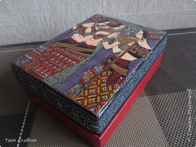 И еще одна коробочка для мелочёвки. Это картонная коробка, уже довольно обшарпанная, уже не помню от чего. Верхний, совсем потертый край я обклеивала тесьмой, а позже решила на крышке изобразить вот таких прекрасных девушек. (фото 22)
