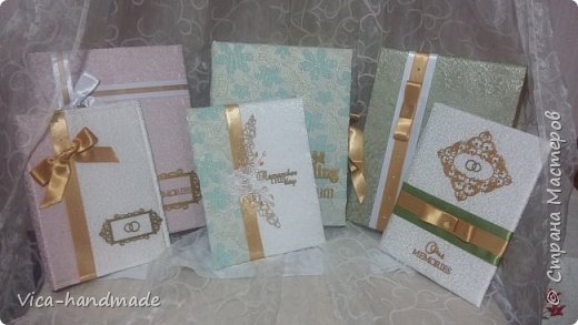 Всем привет!!!
Давно меня в стране не было.... Каюсь... Исправлюсь...
В последнее время стала сотрудничать с одним фото агенстовом... делаю обложки для фотокниг и коробки для хранения в комплект. (фото 1)