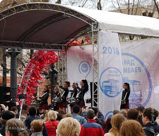 Всем добрейшего!
Мы сегодня с мужем были на параде трамваев.... Они проследовали колонной от Шаболовской к Чистым прудам, где простояли с 12 до 15 часов, принимая в свои объятия всех тех, кто хотел вспомнить или познакомиться с этими городскими железными трудягами..... 
Погода была прекрасная, хотя ветерок уже был порывист....
У самого выхода из метро Чистые пруды был концерт. вытупление юных барабанщиц (фото 1)