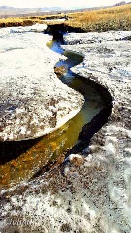 Сама вода растаяла уже и бежит,а вот сверху лед остался. Очень толстый слой льда. На нем мы даже по прыгали немного. (фото 2)