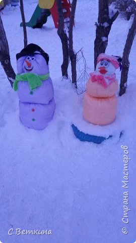 Вспомнила еще об одной своей веселой затее!))) Нынче зимой до Нового года было мало снега... да еще и оттепелей не было, снега подвалило вроде, но он был рыхлый и пушистый, снеговиков не налепишь) а очень хотелось! И решила я сделать вот таких) В мешки для мусора насыпала снега, завязала, сложила друг на друга) и вот они, весельчаки! Назвали мы их семейкой Изпакетовых))) (фото 1)