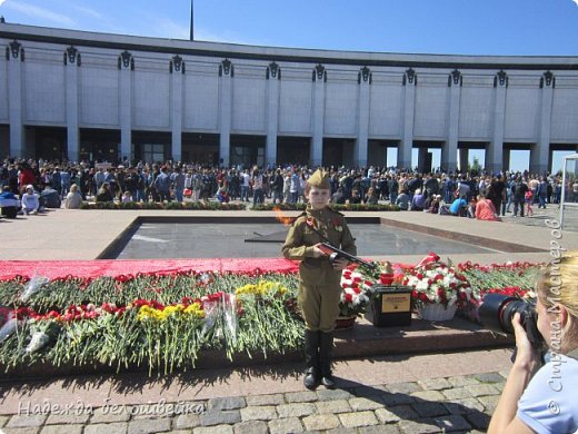 Молодая журналистка решила снять наших мальчишек на фоне ВЕЧНОГО ОГНЯ. (фото 14)