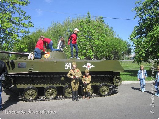 Возле боевой машины десанта. (фото 3)