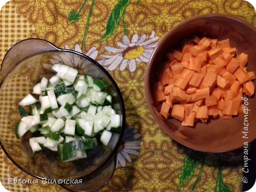 Нарезаем кубиками морковь и огурец. Да, да я не ошиблась и вам не показалось, именно огурец. Китайцы используют обжаренные огурцы в разных блюдах))) (фото 5)