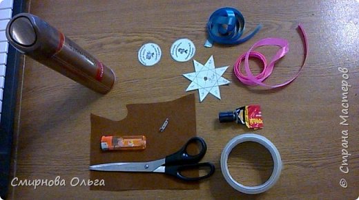 Итак, первое- броши из лент.
Благо, в интернете есть много видео, как они делаются...
Сделала шаблон для бантиков, в программе Power Point -кружок с надписью .Купила ленты двух видов. (Сначала хотела сделать , как себе-из двух цветов, но..мальчикам розовый цвет не понравился...)
Клей, ножницы, застёжка, фетр,лак
 (фото 2)