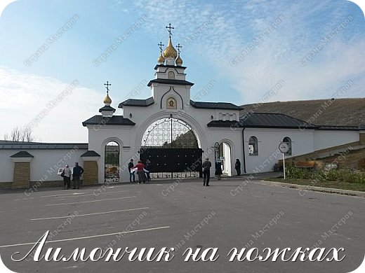 Вход на территорию Костомаровского Спасского женского монастыря. (фото 2)