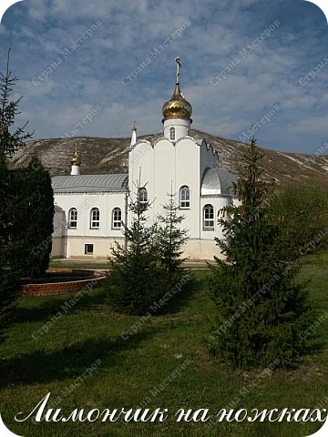  В конце XIX  века археологом и краеведом Д. М. Струковым по ряду признаков, к которым в первую очередь относятся особенности древней церковной архитектуры, была выдвинута гипотеза о возникновении  пещерных  храмовых сооружений на Дону в первые века христианства.

  Следуя этой гипотезе, невозможно не заметить поразительное сходство Донских подземных монастырей  с древними пещерными сооружениями Каппадокии. Даже природный ландшафт Костомаровской обители местами удивительно похож на эту причудливую скалистую местность в Малой Азии. Христиане, бежавшие от кровавых гонений римских императоров, поселились на этой земле уже в I веке по Рождестве Христовом. В толще многочисленных гор они создавали  жилища, храмы и монастыри.   До наших дней сохранилось несколько тысяч выдолбленных в скалах пещерных церквей и несколько десятков подземных городов, которые в случае нападения врагов надежно укрывали своих обитателей.   Очевидно, тем же целям служили и Донские пещерные храмы, укрывавшие древних подвижников и от летнего зноя, и от многочисленных набегов кочевых племен. Но самым главным для их создателей было то, что пещера являлась тем тихим и безмолвным недром,  которое идеально подходило для глубокой внимательной молитвы, где ничем не развлекаемый ум всецело устремлялся к Богу. По своей внутренней структуре, принципу построения и функциональному использованию Донские пещерные монастыри почти в точности повторяют древние подземные сооружения Каппадокии. Главное место в них занимает храм, имеются также монашеские келии и усыпальницы для погребения почивших. Эти факты позволяют  с большой степенью достоверности говорить не только о единой христианской традиции пещерного зодчества, но и о принадлежности создателей пещерных монастырей единому историческому периоду. (фото 11)