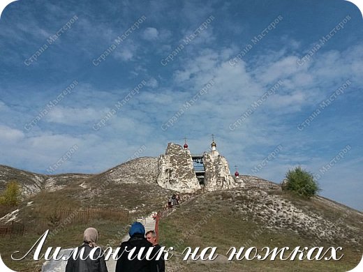 
бежавшими в наши края от иконоборцев. В Воронежской области насчитывается около 50 рукотворных подземных сооружений, из которых приблизительно 40 относятся к храмам и местам жития православных подвижников. Большинство из них на протяжении многих десятилетий  находятся в заброшенном состоянии. Используя сравнительный метод Д. М. Струкова, можно с полным основанием говорить о том, что все они имеют  единый  принцип внутреннего устроения. Интересно, что в некоторых из них (в пещерах близ села Гороховка, В-Мамонского р-на),  сохранились декоративные охристые линии с христианской символикой. Подобные линии часто встречаются в местах захоронения христианских мучеников в Римских катакомбах, а также они использовались как элементы орнамента в  пещерных храмах Каппадокии. (фото 14)