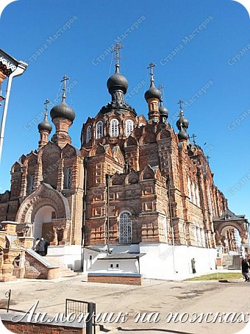 С женскими монастырями у меня дело обстоит намного лучше, чем с мужскими, на территории которых я совершено ничего не чувствую.
В Шамордино мне очень понравилось, особенно в Казанском соборе. Не говоря уже о духовной составляющей, чего стоят иконы этого собора, вышитые бисером! Это что-то невероятное! Сколько труда в них вложено! Насколько волшебно они смотрятся! Напротив каждой можно стоять любуясь практически часами! Хотя бы ради такой красоты стоит посетить Шамордино! (фото 13)