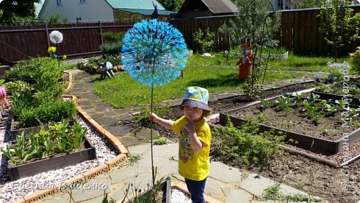 Для одуванчика понадобится: пенопластовый шар диаметром 6 см, коктейльные трубочки, проволока, акриловая краска зелёного цвета, основа для стебля (например, металлопластиковая или пластиковая труба), клей, ножницы, плоскогубцы и шило. (фото 2)