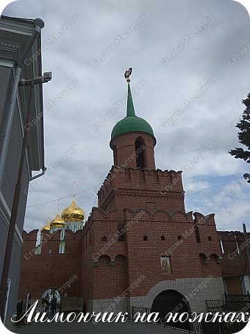 Башня Одоевских ворот (Казанская башня)

Называется башня так потому, что в древности от неё начиналась дорога в сторону города Одоева, которая сохранилась до наших дней. Это центральная магистраль города — проспект Ленина, до революции Киевская улица. Одно время башню называли Киевскими воротами, позднее стали именовать Казанской, по близлежащей часовне во имя Казанской Божьей Матери. Согласно открытке 1904 года башня называлась Кремлевскими Воротами.

В 1784 году во время первого капитального ремонта кремля башня Одоевских ворот получила надстройку в виде вышки с куполом и шпилем с орлом. Это был знак признательности благодарных туляков императрице Екатерине II, которая впервые в истории Тульского кремля выделила государственные средства на реставрацию памятника.
 (фото 5)