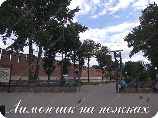 Кремлевский сад – самый старый городской сквер, обрамляющий стены Тульского кремля. 

Тенистые аллеи вокруг кремля на протяжении полутора столетий были эпицентром тульской моды и развлечений, местом для романтических встреч и свиданий.  (фото 7)