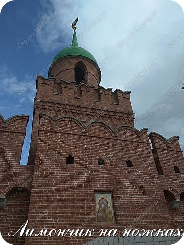 
На протяжении столетий вид герба менялся. В 1918 году на Одоевской башне водрузили символ нового государства рабочих и крестьян — серп и молот, замененный в 1965 году на металлический позолоченный флаг. В мае 1969 года здесь был установлен герб города Тулы.  (фото 6)