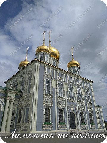 Имя зодчего, автора проекта собора, неизвестно. Возведением храма занимались тульские мастера-кирпичники Емельян Цыбин и Онисий Васильев Добрынин. Тульские кузнецы Осип Журов с помощниками отковали металлические стропила четырёхскатной кровли, каркасы куполов и другие детали. Золотил главы собора тульский купец Ларион Сорокин.

Над мощным, почти кубическим объёмом храма возвышаются пять восьмигранных световых барабанов, увенчанных луковичными главами с простыми коваными крестами. С востока к основному объёму примыкает низкий алтарь. Такое решение не было характерно ни для клонящегося к закату барокко, ни для нарождающегося классицизма. Скорее оно напоминает типичные городские соборы XVI—XVII веков. С простым объемным построением храма контрастирует его богатое декоративное оформление в стиле русского барокко.

Для хорошего освещения большого внутреннего пространства окна выполнены в два ряда, что придаёт внешнему облику храма характер двухэтажного здания. Вертикальные декоративные полосы объединяют расположенные друг над другом окна первого и второго света в один архитектурный мотив. Декоративное убранство стен отличается разнообразием примененных форм и материалов: белокаменные резные детали (капители, раковины, розетки), элементы из фасонного кирпича, лепные украшения (растительный орнамент и другие). Три входа в собор обрамляют богато украшенные порталы. Над главным западным входом располагается резной белокаменный российский герб — двуглавый орёл. Первоначально пол в храме был выстлан чугунными плитами, впоследствии замененными на каменные. 

Успенский собор расписывали ярославские мастера, работавшие в лучших традициях ярославской школы периода её расцвета. Роспись продолжалась два года в течение летнего времени 1765 и 1766 года, а 36 живописцами руководил Афанасий Андреевич Шустов. В числе художников были представители знаменитых династий ярославских изографов — Сопляковы, Иконниковы, Горины. В отличие от ярославских фресковых циклов, где господствует орнаментальная стихия и пестрая ковровость, где все ярко и празднично, монументальная живопись Успенского собора выполнена в крупном плане, в спокойном, торжественном ритме. При этом монументальность стенописи не вытесняет особого внимания при передаче бытового ряда. Четкая прорисовка архитектурных элементов, тончайших особенностей костюма, прически, украшений, текстуры ткани — отличительная черта росписей тульского собора. В соборе расписаны стены, простенки, оконные откосы. Стенописи алтаря включают в себя традиционные сюжеты: Троица Новозаветная, Распятие Христово, Деисус, Господь Саваоф и Тайная вечеря.

Росписи стен и сводов средней части храма расположены в определенном порядке, по ярусам. Нижний ярус — полотенечный — представляет собой изображение свитков ткани с растительным орнаментом. Здесь же — поясняющие надписи к монументальным картинам. Следующий ярус фресок северной и южной стен храма посвящён подлинным историческим событиям — семи Вселенским соборам. Выше сцен Вселенских соборов находятся изображения евангельских сюжетов — многих событий земной жизни Христа и чудес, совершенных им.
Барельефы и декор западной стены

В Успенском соборе на западной стене находятся композиции, отражающие содержание книги Соломоновой «Песнь Песней». В люнетах — полукруглых нишах северного, южного и западного порталов — образы Божией Матери. Образы Пресвятой Богородицы (Донской, Смоленский, Иверский и другие) размещены также над окнами. Значительную часть западного свода занимает фреска Успение Пресвятой Богородицы. В восточном своде размещена композиция «Предста царица одесную тебе», в центре которой — Спаситель, восседающий на престоле, одетый в царские ризы; Христос предстаёт здесь как символ высшей справедливости, как Царь царствующих, как образ верховной власти над теми, кому дана земная власть над людьми. По сторонам от него — предстоящие Божия Матерь в одеянии царицы и Иоанн Предтеча.

На столбах собора изображена святая княгиня Ольги, святой князь Владимир и святой князь Александр Невский. Напротив алтаря, на восточной стороне западного столба — изображена великомученица Екатерина. 

Иконостас Успенского собора был семиярусным. Иконы были написаны неизвестными тульскими живописцами, работавшими по найму у купца Лариона Сорокина, и калужским дьяконом Андреем Филипповым. Три иконы, размещавшиеся у царских врат, выполнены оружейником Григорием Белоусовым, лучшим тульским иконописцем того времени. Иконостас собора составляли 66 икон, из которых до нашего времени сохранились 56.

В нижнем ярусе размещались ветхозаветные сюжеты. Слева направо (от северного края иконостаса к южному) иконы располагались следующим образом. На крайней было изображено создание Адама и покорение ему во власть всех животных. На следующей — сотворение Евы из ребра спящего Адама, искушение первых людей змием и изгнание их из рая. Третья икона была посвящена жертвоприношению Авраама. На четвёртой пророк Елисей наказывал порочных мальчиков, непочтительных к старчеству и святости пророка. Сюжет пятой иконы — пророк Елисей, стоящий среди поля, покрытого человеческими костями и скорбящий о народе иудейском, погибающем в Вавилонском плену. Завершала нижний ярус икона с изображением пророка Ионы.

Середину второго яруса занимали царские врата с изображением Благовещения Пресвятой Богородицы, окруженным изображениями четырёх евангелистов. По правую сторону царских врат находилось изображение Христа Вседержителя, за ним следовали икона Успения Пресвятой Богородицы и икона Троицы Ветхозаветной. По левую сторону царских врат была икона Божией Матери, за ней — иконы Крещения Господня (Богоявления) и Собора святых Архангелов и Ангелов, Херувимов и Серафимов, и прочих Сил Бесплотных. На южной двери алтаря — изображение ветхозаветного царя и первосвященника Мельхиседека, на северной — архидиакона Стефана.

Над царскими вратами располагалась ещё одна икона Успения Пресвятой Богородицы. Она опускалась вниз во время Успенского поста, когда перед ней служили акафист. Помещение этой иконы над царскими вратами и устройство спуска было подражанием первому на Руси храму, устроенному во имя Успения Богородицы, находящемуся в Киево-Печерской Лавре.

Иконы третьего и четвёртого ярусов иконостаса представляли важнейшие православные праздники: Рождество Богородицы, Введение Богородицы во храм, Благовещение, Рождество Христово, Сретение Господне, Богоявление, Преображение Господне, Воскресение Лазаря, Вход в Иерусалим, Вознесение, Сошествие Святого Духа на апостолов, Успение Пресвятой Богородицы, Воздвижение Креста Господня и Покров Пресвятой Богородицы.

На иконах пятого яруса были изображены апостолы и евангелисты. В центре яруса находился Деисус: композиция, включающая изображение Иисуса Христа — Царя Славы, сидящего на престоле, по сторонам его — изображения Иоанна Предтечи и Пресвятой Богородицы.

В шестом ярусе находились иконы ветхозаветных пророков. В центре яруса — икона Богородицы с Предвечным младенцем, а по сторонам от неё — преподобные Антоний и Феодосий Печерские.

Седьмой ряд иконостаса — страстной. В центре его размещался Крест с изображением на нём распятого Спасителя и с предстоящими Богородицей и Иоанном Богословом. На иконах седьмого яруса были изображены события Седмицы страданий Христовых.

Значительные реставрационные работы стенописи Успенского собора были проведены в XIX веке, которые были приурочены к столетию храма. Изображения были прописаны в местах некоторых утраченных фрагментов. В настоящее время иконы Успенского собора хранятся в Тульском музее изобразительных искусств. 

При двух западных столпах собора находились три знамени тульского ополчения 1812—1814 годов. Изорванные в боях и обветшавшие от времени они были промыты иконописцем, подновлены без существенных изменений и в 1865 году помещены в храме на специальных тумбах, как памятник патриотизма, оказанного в Отечественную войну туляками.

Одно из знамен имело на одной стороне изображение Николая Чудотворца, а на другой — Богоявления (Крещения) Господня. Оно принадлежало, по преданию, третьему пехотному полку тульского ополчения. Два других знамени принадлежали, скорее всего, первому конному казачьему полку тульского ополчения под командованием князя Щербатова.

При четырёх столпах собора в деревянных тумбах с надписями на медных табличках хранились также одиннадцать знамен тульского ополчения времен Крымской войны 1855—1856 годов. 

Решением президиума Мособлисполкома 16 февраля 1930 года Успенский собор был закрыт, а его помещения предполагалось использовать под атеистический музей, который так и не был создан. В 1934 году ряд икон и облачений собора были переданы в Николочасовенскую церковь. В 1945 году решением Совета Министров СССР Успенский собор был отнесен к памятникам союзного значения. В 1960 году согласно постановлению Совета Министров РСФСР здание храма поставлено на государственную охрану. В 1961 году в бывшем соборе находился склад промтоваров.

Реставрация Успенского собора началась в мае 1965 года, после того, как годом раньше Тульский горисполком приступил к комплексной научно-исследовательской реставрации кремля. Реставрационно-технический Совет Центральных научно-реставрационных мастерских Министерства культуры СССР принял решение о золочении пяти глав храма, что и было сделано в 1968—1970 годах. Тогда же полностью заменили кровлю, а чуть позже отремонтировали цоколь. В июле 1975 года по заданию отдела культуры Тульского горисполкома Всесоюзный производственный научно-реставрационный комбинат приступил к проектно-изыскательским работам по реставрации иконостаса Успенского собора и двух киотов. Состояние иконостаса к моменту начала реставрации было в целом удовлетворительным, конструктивная и обшивочная его система сохранила прочность и жесткость. Утраты резного декора составляли около 30 %. В 1982—1986 годах проводилось восстановление резьбы иконостаса из липы: резных накладок на цокольной части, царских врат, рам первого яруса.

Стенопись на западной стене собора серьёзно пострадала от пожара 1950-х годов. В 1960-е годы вследствие проводившихся в кремле праздничных фейерверков была утрачена композиция Успения Богородицы и некоторые другие. К середине 1980-х стенопись храма находилась в аварийном состоянии. На стенах и столпах собора был местами утрачен живописный слой, что было вызвано как естественным старением живописи, так и механическими её повреждениями. В 1988 году московские художники под руководством В. Л. Лагутина приступили к реставрации стенописи Успенского собора. 

В сентябре 1991 года исполком Тульского областного Совета народных депутатов принял решение о передаче Успенского кафедрального собора Тульского кремля в безвозмездное пользование Тульскому епархиальному управлению для совместного использования с филиалом областного краеведческого музея «Тульский кремль» по первоначальному назначению и для музейного показа.

В 1990-х годах реставрация иконостаса не велась из-за отсутствия финансирования. С 1996 года прекратилось финансирование работ и по реставрации стенописи. В 2001 году реставрация собора была продолжена специалистами «Центрреставрации» (Москва). В 2000—2001 годы реставратор А. Пятин воссоздал часть резных обрамлений икон местного чина иконостаса.

8 сентября 2005 года впервые была включена подсветка Успенского собора. В 2013 году, в рамках реставрационных работ в Тульском кремле, были проведены реставрационные работы и собора. Купола были позолочены, а стены храма окрашены в серый цвет.  (фото 13)