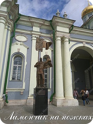 Памятник Дмитрию Донскому в Туле установили рядом с храмом Дмитрия Донского и его супруги Ефросиньи, который располагается на первом уровне колокольни Успенского собора, 10 сентября 2015 года. Торжественное открытие состоялось 21 сентября в честь празднования 635-ой годовщины победы русских войск над татаро-монголами в Куликовской битве. Памятник, высотой 2 метра был создан известным скульптором, народным художником России – Александром Бургановым.
 (фото 15)