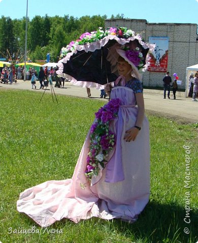 Почти каждый участвовал в фотосессии. Ещё долго в соц.сетях встречались фото людей в этом наряде. А скромная мастерица, сотворившая эту красоту, проживает здесь  https://podjem-tal.ru/user/443396   (фото 35)