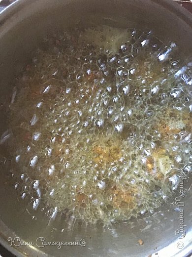 Скатайте из полученной массы шарики, и жарьте в масле ( ТОЛЬКО в рафинированном!!!) до появления румяной корочки. (фото 3)