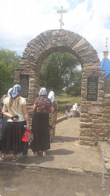 Пока  мы водичку набирали, фото и некогда было делать.
А потом приехали паломники. День-то праздничный! 
Мы ещё немножко посидели, отдохнули, попили водички и поехали домой! (фото 15)