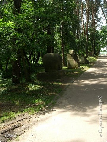 К большой воде не дошла. 
Свернула не на ту аллею... Ну Иришка я, Сусанина.
Вышла на аллею со скульптурами. Муж смеялся, когда рассказывала и показала фото.
Вышла к скульптуре... ну в общем к скульптуре. 
О ней вот тут https://podjem-tal.ru/node/1034869 (что-то повторяюсь). (фото 47)