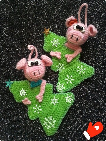 Идея хрюшек на елочке и в варежке- взята у мастера ТАТЬЯНа Knittoy.
Связаны по- своему) так как не нашлось описания) не знаю уместно ли выложить свой мк,если идея не моя,поэтому если захотите,можете написать на почту в яндекс)
slavchenko.oks@yandex.ru (фото 1)