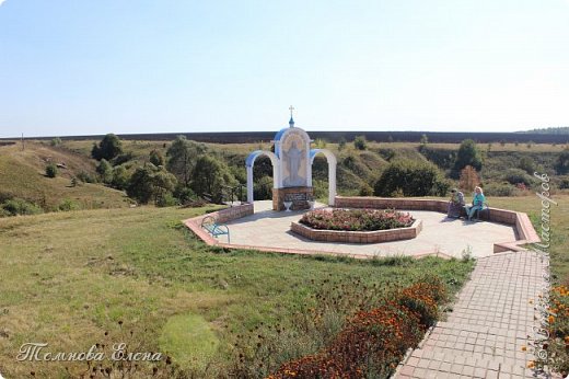 Чуть дальше вот такая уютная площадка, клумба, скамеечки и арка. 
Очень красиво и уютно. (фото 3)