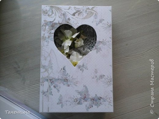 Открытка ,как обычно в упаковочной коробочке, в этот раз сделан не круг а сердечко. (фото 2)