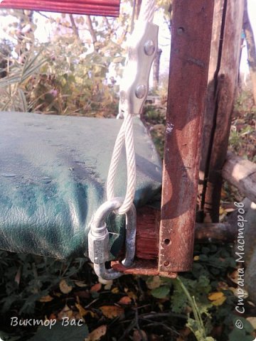 Тросики я купил покрытые полиэтиленом диаметром 5 мм., А к сиденью закрепил с помощью разъёмных соединений, как показано на картинке. Сверху тросики нужно обязательно закрепить что-бы сиденье не ворочалось и приняло нужное положение. (фото 7)