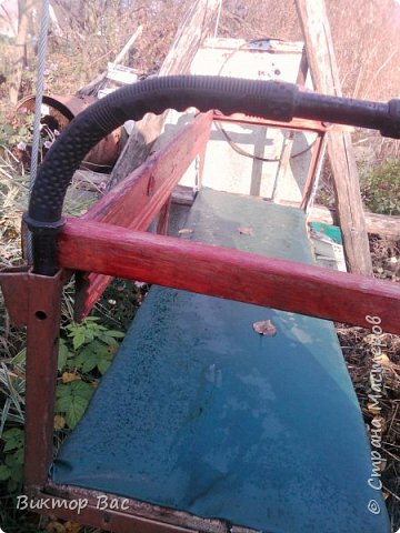 Здесь видно как я сделал саму качелю, на которой умещаются 4 человека. Основание я смастерил из 2 досок толщиной 50 мм, а спинку и боковые поручни закрепленны на профилях. (фото 5)