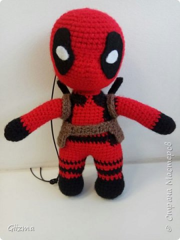 И на закуску - заказной Deadpool. Понятия не имею, что это за красный человечек, мне принесли фотку и сказали "вот такого". Ну, вот он, "вот такой". 
Как я потом нашла - фото было с оригинальной игрушки мастера evwin7565, найти ее можно в Инстаграме. Кстати, профиль не коммерческий. 
 (фото 8)