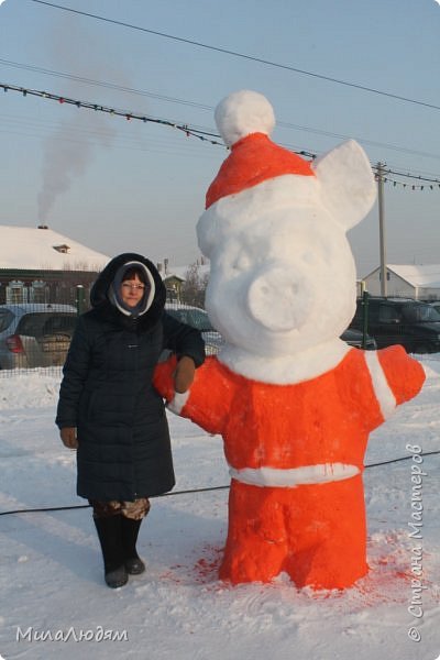 Всем здравствуйте! На той неделе у нас стояли большие морозы, -40 и чуть ниже. А в пятницу у нас День района. Летом была перетрубация в районе и было не до праздников. Вот назначили на декабрь, а тут морозы. Да что нам сибирякам морозы?! Мы пляшем и поем. Это я успела до начала праздника. (фото 1)