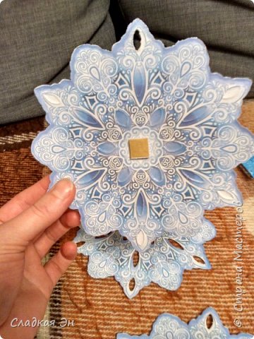 Изнаночная с рисунком, без блесток и с кусочком вспененной клейкой ленты. Оргстекло прозрачно, поэтому отпала необходимость декорировать кокошник с обратной стороны.  (фото 5)