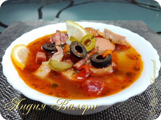 Здравствуйте мои друзья!)) Сегодня предлагаю Вам приготовить очень вкусное и любимое блюдо моей семьи - солянку!)  Это наваристый, густой, ароматный и сытный супчик прекрасно насыщает и с каждой ложкой дарит новый вкус. (фото 1)