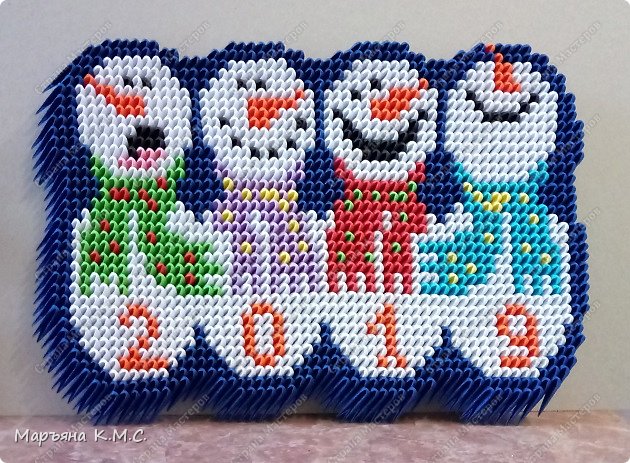 Использована вышивка с сайта 123stitch.com.
Но на вышивке снеговички были в 2016 году, а мои - 2019 года)

Внимание!
Не у всех получается сделать ровной готовую работу в технике "наискосок". Иногда поделка немного косит. Не могу объяснить почему так получается. Я стараюсь каждый ряд модулей сажать как можно ровнее, обязательно склеиваю модули, чтобы они не шатались и не искривляли работу, не спешу, даю клею немного подсохнуть, разворачиваю поделку, чтобы посмотреть, как сложены ряды. Но даже при всём этом, даже у меня не всегда получается ровно. Лучше начинать эту технику с небольших работ и набраться немного опыта. Ведь даже в обычной технике получаются разные по качеству поделки. А я просто показываю свои работы и рисую схемы. Спасибо за понимание! (фото 1)