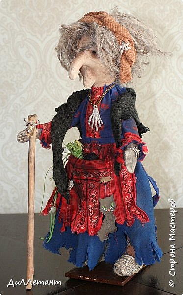 Захотелось мне пошить Бабу Ягу, вот все шьют, а я чем хуже? Но такую, чтобы страшной была по-настоящему, хмурой и неразговорчивой. У всех эти бабки милыми получаются, а у меня перед глазами Яга Милляра стоит, не располагает она к мимишности. Перелопатив в интернете кучу выкроек, нашла нужную, чуть подкорректировала личико и вуаля! Баба Яга перед Вами! 
Изначально хотела выложить все игрушки за 2018 год одним постом, как делаю это обычно, но не получается, столько фотографий у нашей Яги, что в общем посте Вы смотреть устанете. Итак, приятного просмотра! (фото 1)