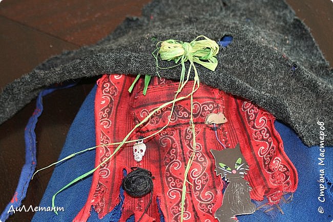 Содержимое карманов: верёвочка и клубочек волшебный. (фото 44)