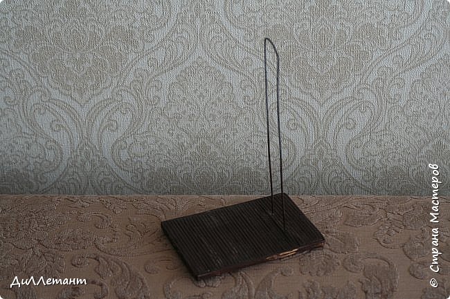Пришлось сделать для нашей Бабули подставку, стара она, самостоятельно не стоит. (фото 47)