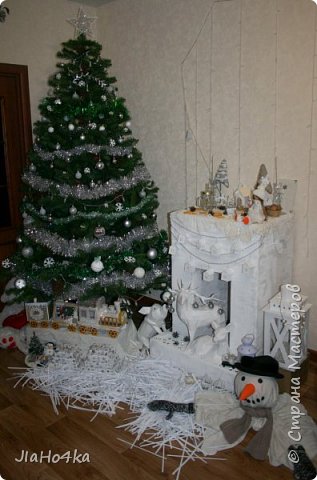 Oh-ho-ho! Приветствую всех, кто заглянут в гости!
Свершилось! Мой новогодний уголок готов! Горжусь собой)
Практически ко всем пунктам намеченного плана можно поставить галочку. О чем это я?! Конечно же о марафоне "Что нужно успеть до Нового года" https://podjem-tal.ru/node/1161881?c=new_675. Вдохновение так не пришло только к открыткам, но вместо них сделала пару текстильных работ.
Если кто-то еще не решил с новогодним украшением своей квартиры, то может кого-то вдохновлю :)
Итак, общий план, еле вместился в кадр, не хватает нужного расстояния , чтобы нормально захватить угол, но вроде все вместилось в кадр (фото 1)