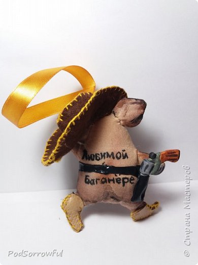 Малыш сшит из бязи, тонирован кофе. Шляпка из фетра. Сапожки из кожи (ох, и намучилась я с ними!). Пистолет - пластика для лепки. Прорисовала всё акрилом, пришила шляпку. Смастерила ремень и кобуру из ручки пакета. (фото 2)
