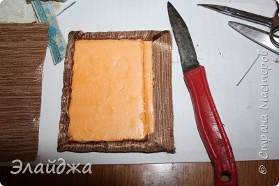 Методом кинусайга, на пластиковую подложку от продуктов, вдавила ткань имитирующее дерево- будет стена дома (фото 3)