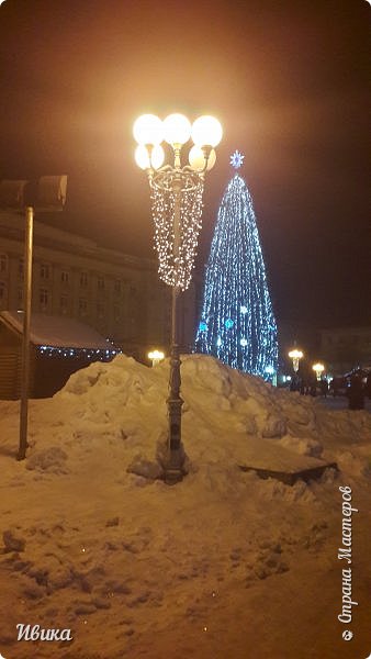 Всех-всех, кто зашёл в гости ко мне на страничку, поздравляю с Новым годом!
Желаю всем здоровья, добра, благополучия и мира!
Новый год мы встречали у детей в г.Черкассы (Украина).
Праздничные дни выдались морозные и снежные. Все съёмки велись, так сказать, по ходу движения.
Это одна из городских ёлок. На одной из площадей города.
 (фото 1)