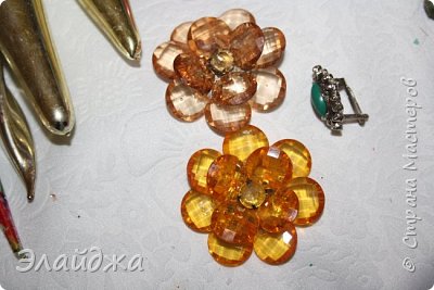 В ящике нашлась одна серебряная сережка и  два таких цветочка каким-то непонятным образом попавшая в ящик, А морковка-малютка не нашлась. А я ее тоже присмотрела на покупку!! Наверное выпала по дороге из машины к дому. Завтра пойду ее искать во дворе. (фото 27)