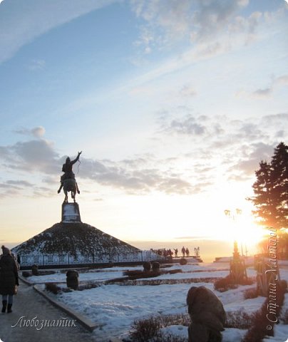 Добрый день дорогие друзья и соседи! 
Давненько меня не было в СМ, как- то я выпала после нового года. Пока ничего особенного нет вам показать, поэтому я к вам с фотографиями :-)
Название странное конечно, но ничего не смогла придумать. 

Начало зимы, мы поехали на прогулку в город. Ехать недалеко, всего лишь 15 минут, без пробок, но вот собраться и выбраться очень сложно.
То дети капризничают (младшие), то гости, то дела... 
Самое любимое наше место, которое мы обязательно посещаем, это памятник Салавату  Юлаеву, национальному герою Башкортостана. 
Оттуда такой красивый вид на реку Агидель (Белая) и всегда красивый закат. В студенческие годы каждый день прогуливались в этих краях, а сейчас редко (фото 1)