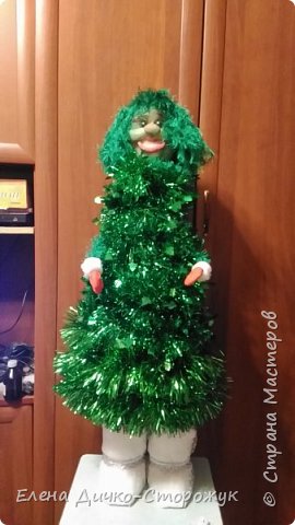 Ходили мы с коллегами в кафе на Новый год. Хозяйка предупреждала, что будет конкурс ёлок. Вот такую красавицу я сделала. Основа - конус из пенопласта, голова по мк попиков с просторов интернета, руки - проволока. Прическа сделана из пряжи "травка", а ноги - из бобин от скотча внутри, обмотаны синтепоном, сверху что-то типа тюля и кусочек тесьмы.