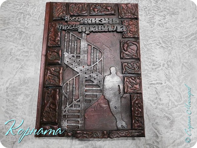 Доброго времени суток, дорогие друзья!
Сделала в подарок зятю вот такой ежедневник. По тому же принципу, что делала миник. Он вот здесь https://podjem-tal.ru/node/1169374 (фото 1)