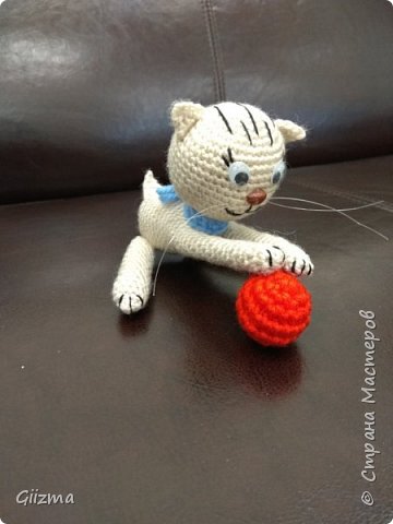 а это - из серии моих нежно любимых пузанчиков по МК "Котенок Неко" от Little Bear Crochets . Не знаю, правда, кто это. МК я придерживаюсь не слишком-то строго, и пузатики получаются все разные. 
Этого я вязала преимущественно в трамвае, по пути на работу и с работы.  (фото 7)