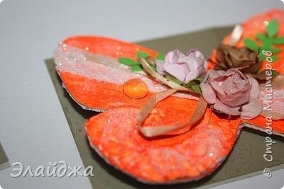 Для украшения использована выбеленная соломка, прозрачные капли-полусферы, кружево , цветочки бумажные, вырезалки листиков. Присыпано блестящей присыпкой, создающей красивое мерцание при свете (фото 4)