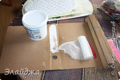 Не думала старая офисная папка, что превратится в такое.. Ей лет 40 ( а может и больше), еще с развала санстанции я ее забрала вместе с нормативными документами. Но проводимые реформы отменили те нормативные акты,что в ней бережно хранились столько лет и она должна была пойти в макулатуру. Интересная фактура ее и решила вопрос основы моей работы.Ориентировочно в стандартную папку помещается 4 ряда полочек. Для хорошей сцепки фона с обложкой я проклеила внешнюю сторону ПВА+обычный медицинский бинт. (фото 3)
