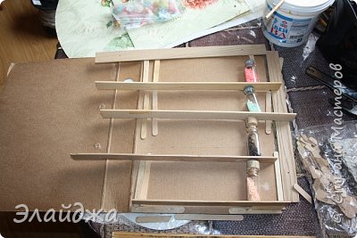 Для работы мне понадобилось палочки от мороженного, 7 линеек, старая папка-сегрегатор, степлер, картон, косички из ниток мешковины,бинт, резинки, корковые пробки, для украшения цветы из холодного фарфора, клей ПВА и супер - клей, наждачная бумага, пеницилиновые бутылочки, проволка (фото 2)