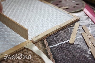 На нижний ряд пошли обрезки от палочек, а верхний ровненький. В отмерянном месте между палочками закрепила ленту-завязку. В промежуток вставляю отрезаную по размеру полочку-линейку. На фото видно отверстие для вставки Все смазываю для крепости супер-клеем (фото 5)