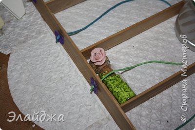 В них легко продевается резинка, завязываю обычный узелок и паетка как украшение. Резинка еще дополнительно и притянет приклееные наши полочки. (фото 8)